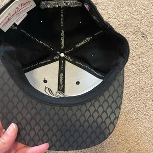 Black rimmed spurs kids hat